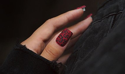 Manicure bez błędów: sposoby na to, aby nie zalać skórek lakierem hybrydowym