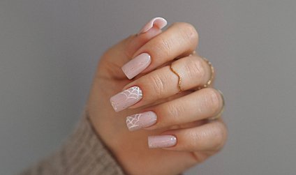 Sztuka nail art: Jak przedłużyć paznokcie bez szablonu? Poznaj skuteczne metody i techniki