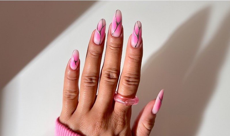 Magic on your nails: how to do the aura nails effect?